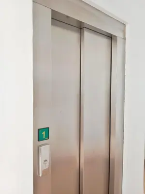 an elevator door with the number on it at Apartamento Fuente de Los Naranjos in Jerez de la Frontera