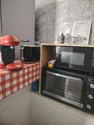 a microwave oven sitting on a counter in a kitchen at Casa adosada con patio in Jerez
