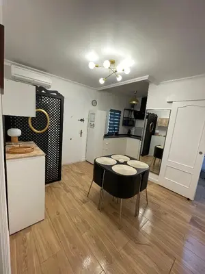 a kitchen and a dining room with a table and chairs at Apartamento el Ancla in El Puerto de Santa María