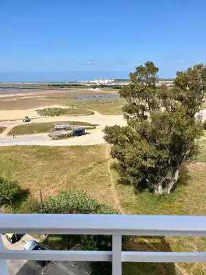 a view of the beach from the balcony of a house at GATU Náutico 