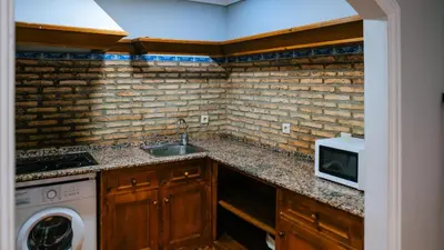 a kitchen with a sink and a microwave at Bungalows Bahia Sur in San Fernando