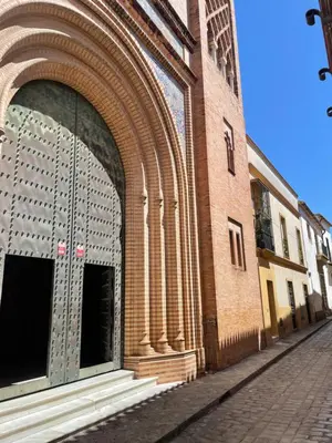 an entrance to a building with a large door at Jardines de Santa María - Parking gratis in Jerez de la Frontera