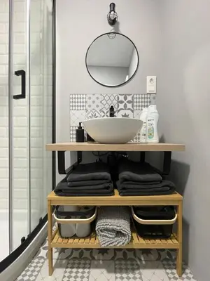 a bathroom with a sink and a mirror at Jardines de Santa María - Parking gratis in Jerez de la Frontera