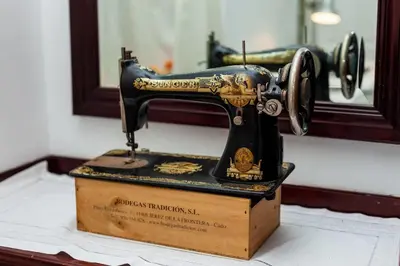 an old sewing machine sitting on top of a box at Alojamientos Cadiz Sol in Cádiz