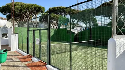 a tennis court with a net on a tennis court at Casa doble Almadraba in Novo Sancti Petri