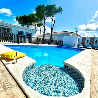GATU Villa Serena piscina privada mayores de 25 años y familias