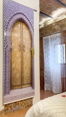 an entrance to a room with a large door at Casa arabe in Alcalá de los Gazules