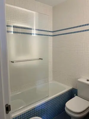 a bathroom with a white tub and a toilet at Apartamento Sanlúcar PARKING GRATIS ,PISCINA ,WIFI ATICO con vistas in Sanlúcar de Barrameda