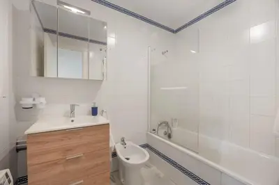 a bathroom with a sink and a toilet and a tub at Magnifico apartamento en la Barrosa frente al mar in Novo Sancti Petri