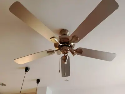 a ceiling fan on a white ceiling at Apartamento Acogedor Centro Playa 2habtn,AA-WIFI-PARKING GRATIS CALLE in Sanlúcar de Barrameda