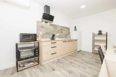 a kitchen with a sink and a microwave at Apartamento Tom-Isi in Rota