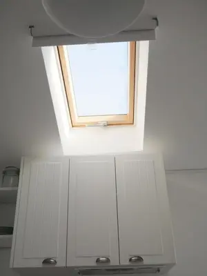 a kitchen with a window and white cabinets at Apartamento con terraza privada in Jerez de la Frontera
