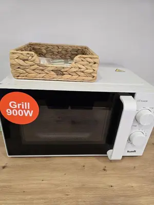 a microwave with a basket on top of it at Apartamento La Bota in Jerez de la Frontera