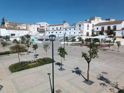 a courtyard with trees and a street light at Apartamento La Bota in Jerez de la Frontera