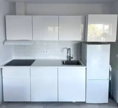 a white kitchen with a sink and a refrigerator at Apartamento Canalejas in Cádiz