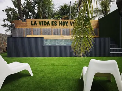 two white chairs and a sign that reads la vida is how vi at Villa Rural Nuestro Rincón in Sanlúcar de Barrameda