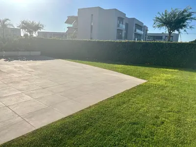 a sidewalk in front of a yard with a building at Eleven Views in Chipiona