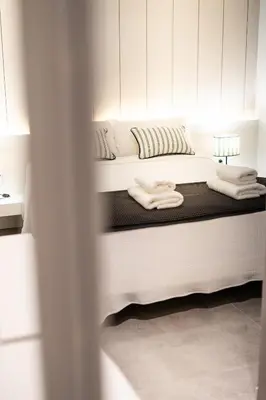 a white room with a bed with towels on it at AvantiStays Porta Coeli con PARKING GRATIS in Sanlúcar de Barrameda