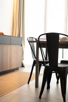 a black chair and a table in a room at AvantiStays Porta Coeli con PARKING GRATIS in Sanlúcar de Barrameda