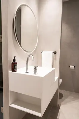 a white bathroom with a sink and a mirror at AvantiStays Porta Coeli con PARKING GRATIS in Sanlúcar de Barrameda