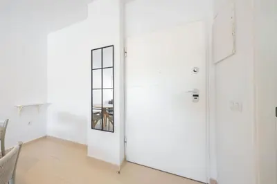 a room with a white door and a mirror at Centro con piscina y cerca de la estación de tren in El Puerto de Santa María