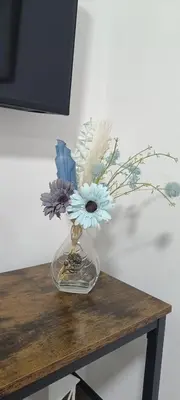 a vase with flowers in it on a table at Apartamento Prieta in Jerez de la Frontera