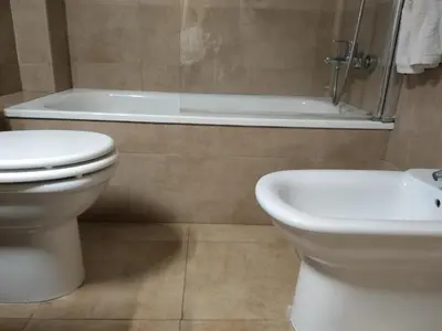a bathroom with a toilet and a tub and a sink at Cádiz Un respiro en Cádiz in Cádiz
