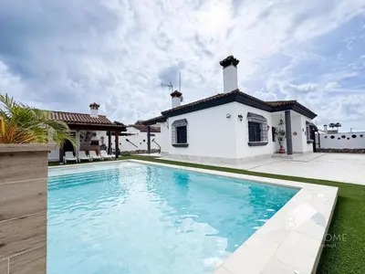 a swimming pool in the yard of a house at Villa Cañuela in Chiclana de la Frontera