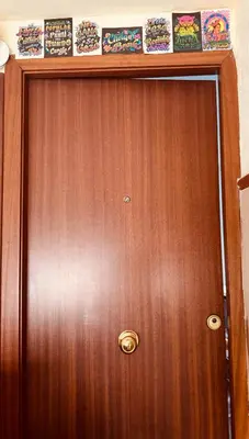 a wooden door in a room with some plates above it at Churruca 3 Preferentemente para familias y mayores de 25 años in El Puerto de Santa María