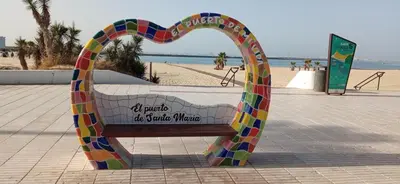 a bench in the shape of a heart on the beach at Churruca 3 Preferentemente para familias y mayores de 25 años in El Puerto de Santa María
