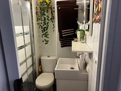a small bathroom with a toilet and a sink at El rincón de Malandar in Sanlúcar de Barrameda