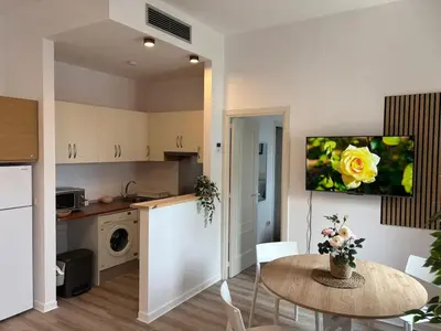 a kitchen and dining room with a table in a room at Acogedor apartamento, céntrico, recién restaurado in Jerez de la Frontera
