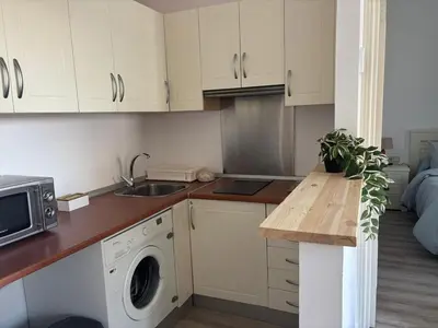 a kitchen with a sink and a washing machine at Acogedor apartamento, céntrico, recién restaurado in Jerez de la Frontera