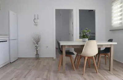 a kitchen and dining room with a table and chairs at Casa el rincon de la Rosa II in Conil de la Frontera