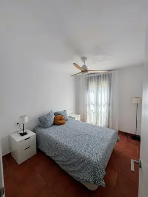 a bedroom with a bed and a window at Apartmento en La Barrosa con piscina in Novo Sancti Petri