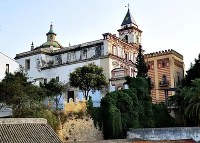 a building with a clock tower on top of it at Alojamiento Montero in Sanlúcar de Barrameda