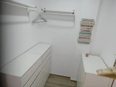 a white room with a desk and a shelf at Apartamento en San Fernando in San Fernando