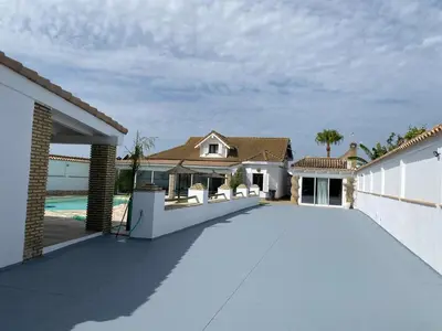 a large driveway of a house with a swimming pool at Chalet Albariza in Sanlúcar de Barrameda