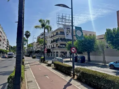 a street light in front of a building on a city street at Apartamento Sol Jerez - Ole Solutions in Jerez de la Frontera