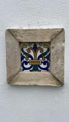 a tile on a wall with a design on it at La Cabaña del Lago in Sanlúcar de Barrameda