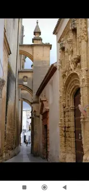 an archway in an alley between two buildings at El Altozano N4 in Arcos de la Frontera