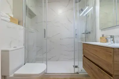 a bathroom with a shower and a toilet and a sink at Allo Apartments Medina II Centro 1 Habitación in Jerez de la Frontera