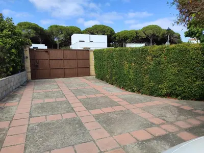 a driveway with a hedge and a fence at Apartamento Alhaja in El Puerto de Santa María