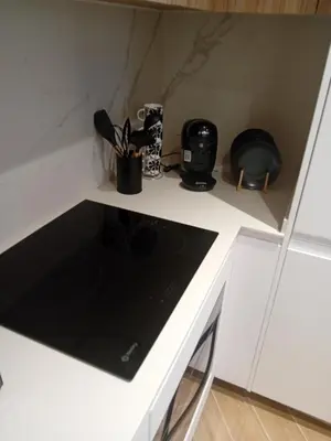 a white kitchen counter with a black counter top at San juan 32 bajo E in Sanlúcar de Barrameda