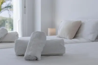 a living room with white towels and a couch at Ocean Costa Ballena in Chipiona