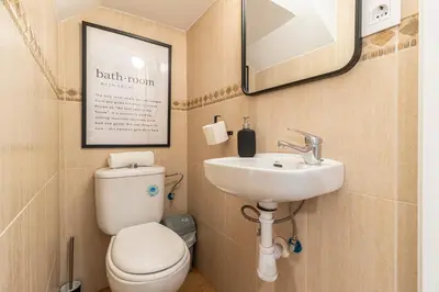 a bathroom with a toilet and a sink at Allo Apartments Merced Duplex Centro 2 habitaciones - 2 Baños in Jerez de la Frontera