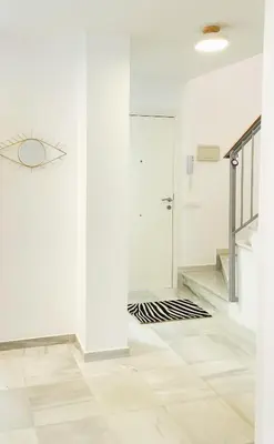an empty room with a mirror and white walls at Casa Gadir in Sanlúcar de Barrameda