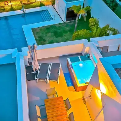 Jacuzzi & Pool House w Rooftop Terrace