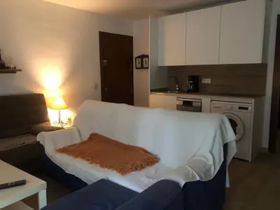 a living room with a couch with a blanket on it at Puerto centro in El Puerto de Santa María