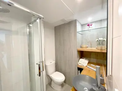 a bathroom with a toilet and a shower at Apartamento en primera linea de playa in Sanlúcar de Barrameda